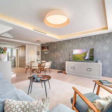 Newly Built 3 Bdrm Lavish Penthouse Next To * ماربيا