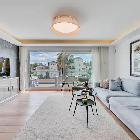Newly Built 3 Bdrm Lavish Penthouse Next To Lejlighed *