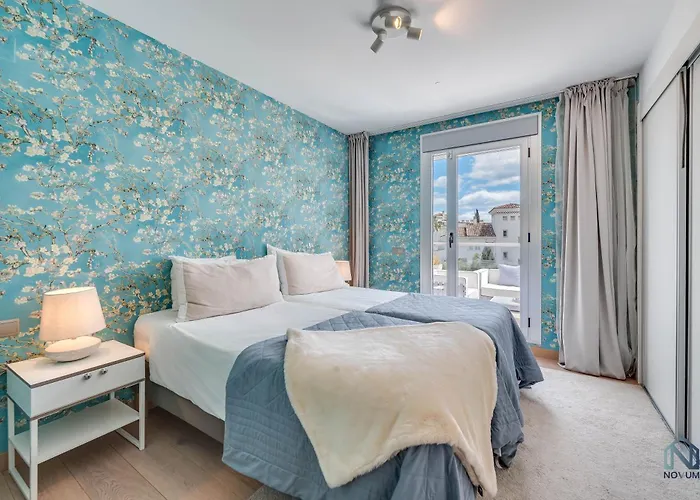 Newly Built 3 Bdrm Lavish Penthouse Next To Apartament