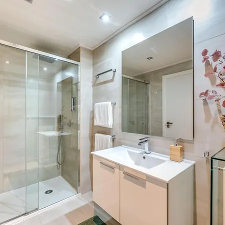 Newly Built 3 Bdrm Lavish Penthouse Next To Apartament