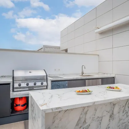 Newly Built 3 Bdrm Lavish Penthouse Next To * ماربيا